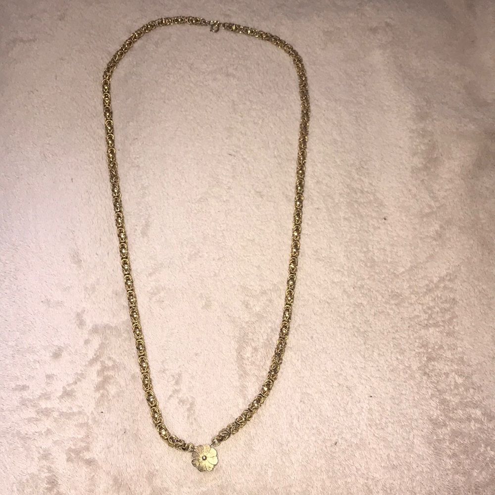 gold necklace with flower pendant 💕 vintage